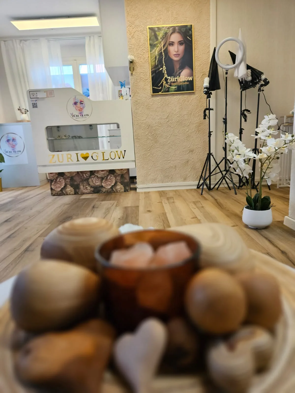 Züri Glow Beauty Studio Empfang – Kosmetikstudio Interieur in Zürich Altstetten