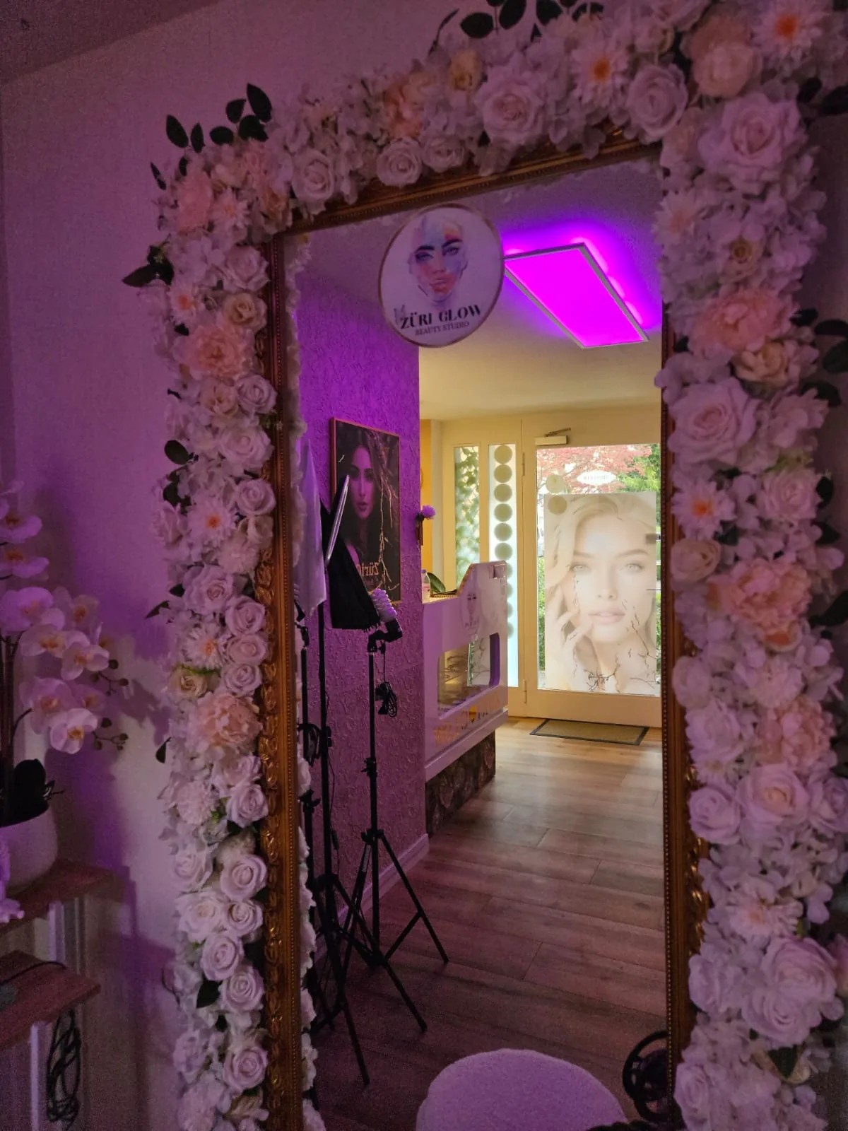 Züri Glow Beauty Studio – Blumentor und Empfang mit LED-Beleuchtung in Zürich Altstetten